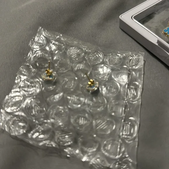 NEW Gold and Blue Clover Bracelet and Earrings set - Picture 5 of 6